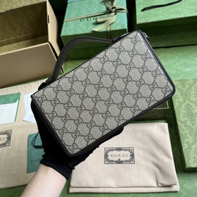 超級雙G差旅文件包。啡色超級雙G設計于2023早秋系列中耀眼回歸，精彩演繹多款小