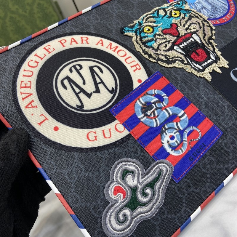 Ophidia系列手包，GG標(biāo)識由在1930年代出現(xiàn)的Gucci格紋演化而來，并