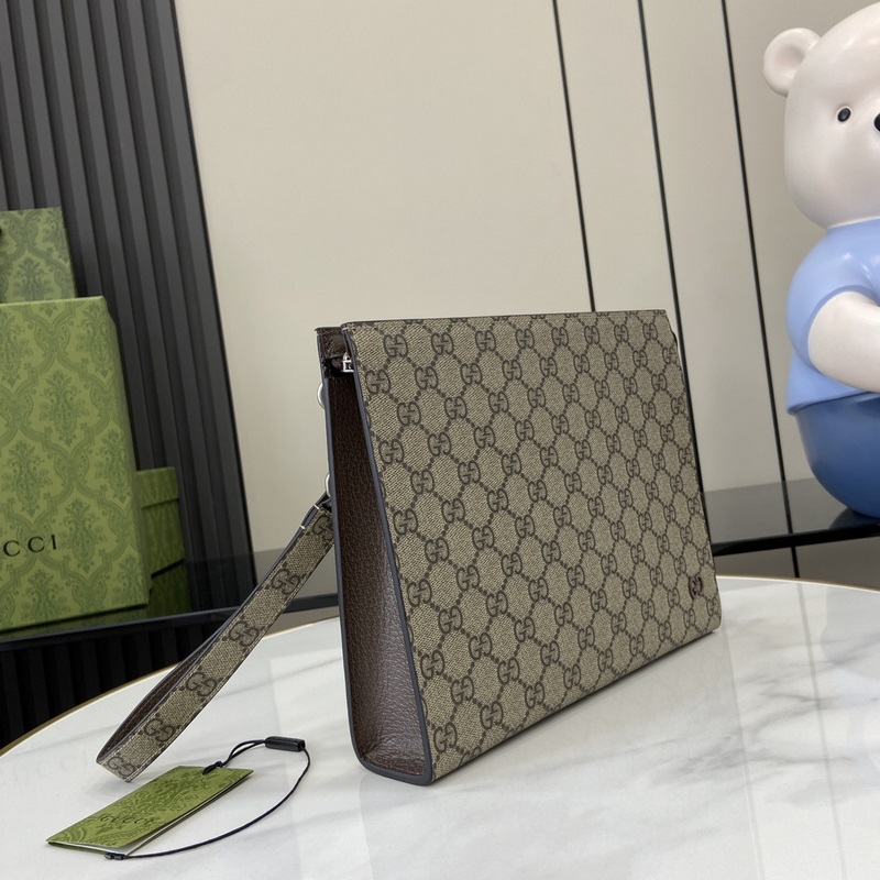 飾GG細(xì)節(jié)手拿包。作為品牌標(biāo)志性材質(zhì)，GG Supreme帆布已然成為Gucci