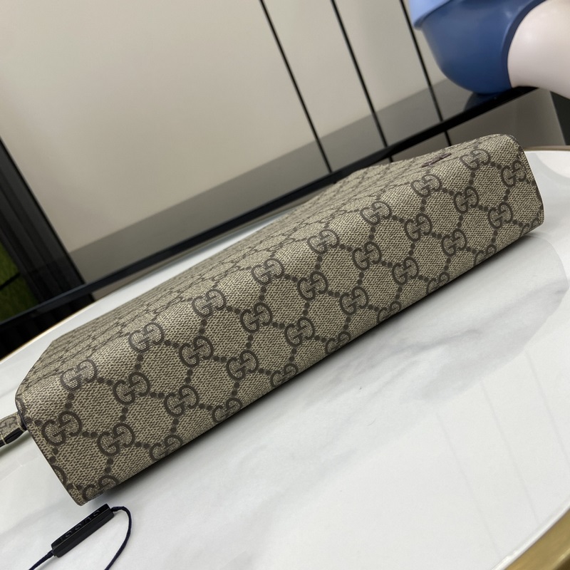 飾GG細(xì)節(jié)手拿包。作為品牌標(biāo)志性材質(zhì)，GG Supreme帆布已然成為Gucci