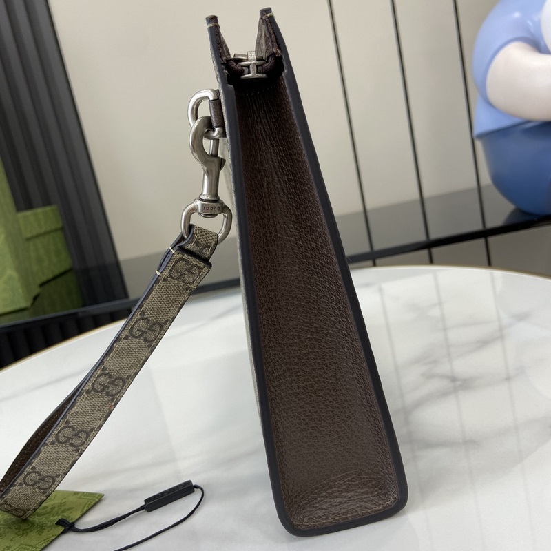 飾GG細(xì)節(jié)手拿包。作為品牌標(biāo)志性材質(zhì)，GG Supreme帆布已然成為Gucci