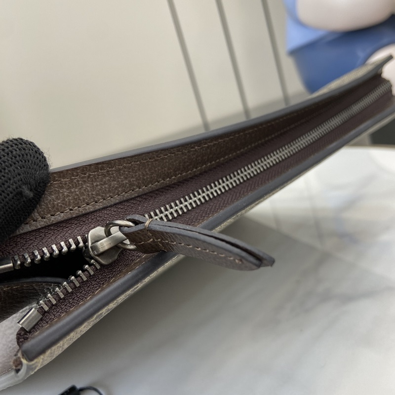 飾GG細(xì)節(jié)手拿包。作為品牌標(biāo)志性材質(zhì)，GG Supreme帆布已然成為Gucci