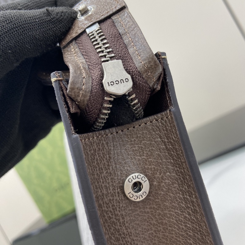 飾GG細(xì)節(jié)手拿包。作為品牌標(biāo)志性材質(zhì)，GG Supreme帆布已然成為Gucci