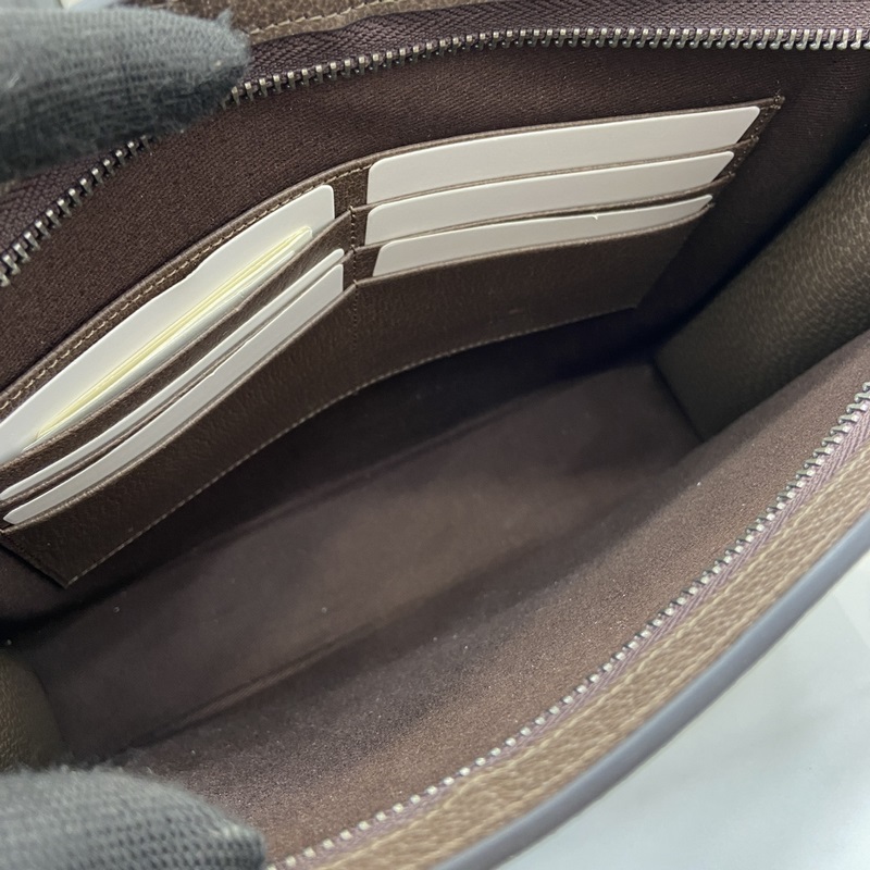 飾GG細(xì)節(jié)手拿包。作為品牌標(biāo)志性材質(zhì)，GG Supreme帆布已然成為Gucci