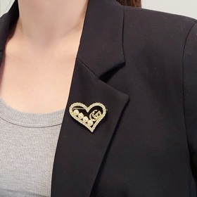 古馳Gucci複古鑲鑽珍珠搭配愛心胸針，是最懂女人的飾物。那些傾注了全部心血去做