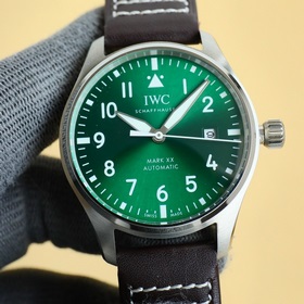 樹立了新的技術(shù)標(biāo)桿，萬國(guó)飛行員系列主力款馬克二十系列延續(xù)了馬克系列的精髓，配備