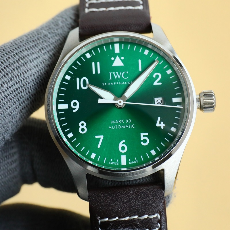 樹立了新的技術標桿，萬國飛行員系列主力款馬克二十系列延續了馬克系列的精髓，配備