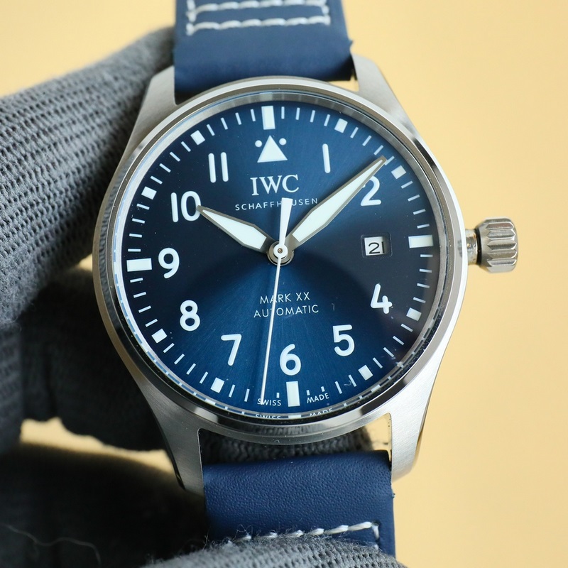 樹立了新的技術標桿，萬國飛行員系列主力款馬克二十系列延續了馬克系列的精髓，配備