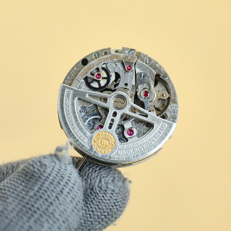 樹立了新的技術標桿，萬國飛行員系列主力款馬克二十系列延續了馬克系列的精髓，配備