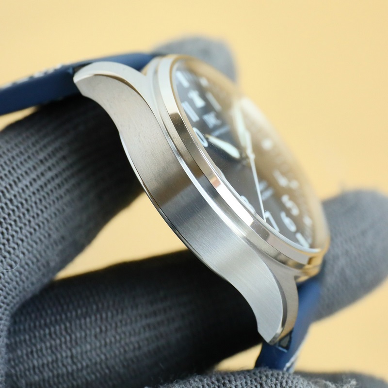 樹立了新的技術標桿，萬國飛行員系列主力款馬克二十系列延續了馬克系列的精髓，配備