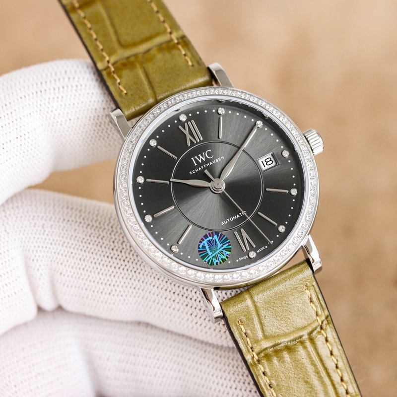 新推出IWC萬國錶柏濤菲諾自動腕錶37mm系列1 ：殼套采用316精鋼材質打磨