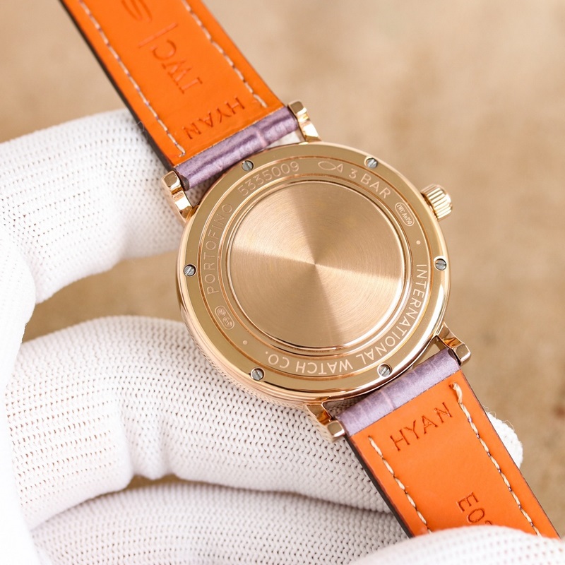 新推出IWC萬國錶柏濤菲諾自動腕錶37mm系列1 ：殼套采用316精鋼材質打磨