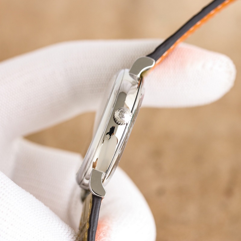 新推出IWC萬國錶柏濤菲諾自動腕錶37mm系列1 ：殼套采用316精鋼材質打磨