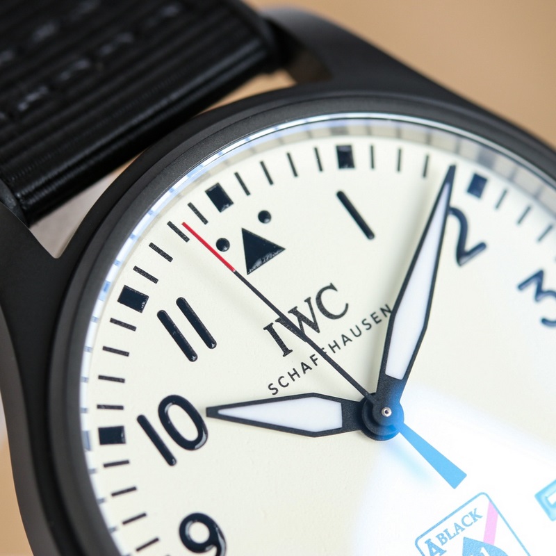 利用最新的精密AI電噴技術(shù)，終于試驗(yàn)出少量的零色差的萬(wàn)國(guó)黑___（全場(chǎng)唯一去