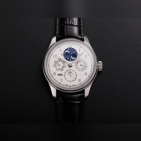 V9萬國(guó)葡萄牙系列真萬年曆，複刻界第一支萬年曆萬國(guó)，采用進(jìn)口大精工作為基礎(chǔ)機(jī)芯升