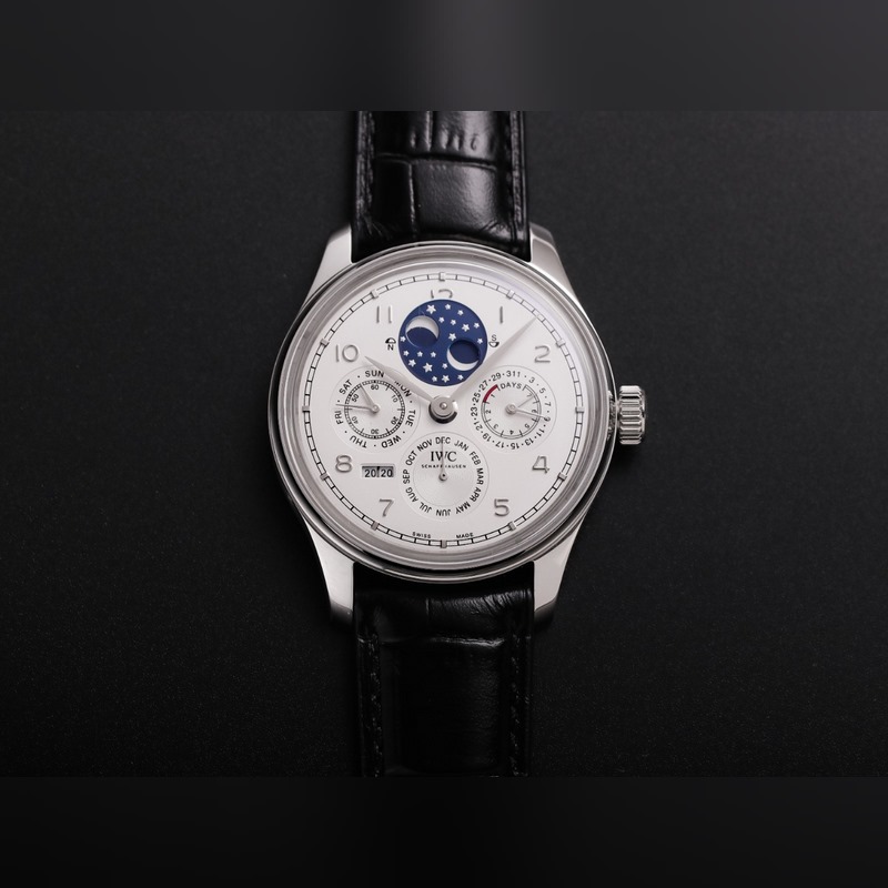 V9萬國葡萄牙系列真萬年曆，複刻界第一支萬年曆萬國，采用進口大精工作為基礎(chǔ)機芯升