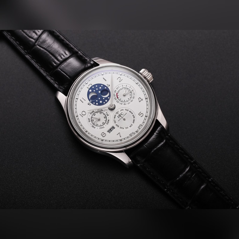 V9萬國葡萄牙系列真萬年曆，複刻界第一支萬年曆萬國，采用進口大精工作為基礎(chǔ)機芯升