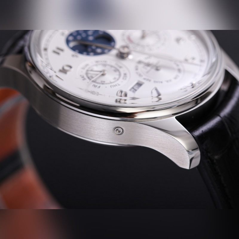 V9萬國葡萄牙系列真萬年曆，複刻界第一支萬年曆萬國，采用進口大精工作為基礎(chǔ)機芯升