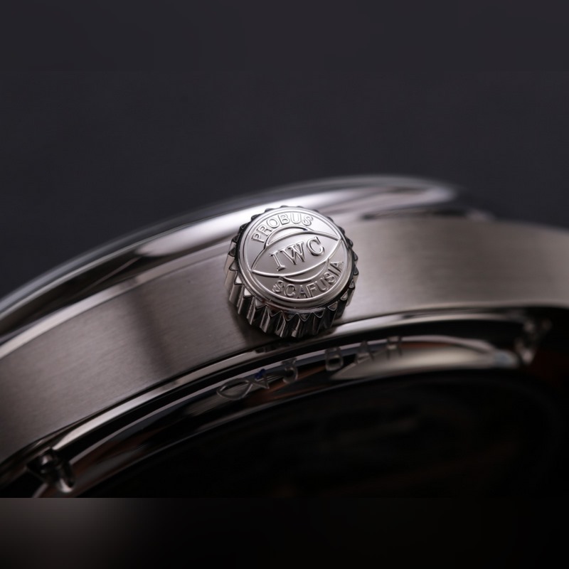 V9萬國葡萄牙系列真萬年曆，複刻界第一支萬年曆萬國，采用進口大精工作為基礎(chǔ)機芯升