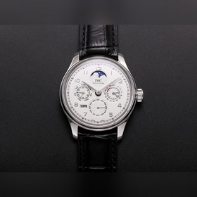 V9萬國(guó)葡萄牙系列真萬年曆，複刻界第一支萬年曆萬國(guó)，采用進(jìn)口大精工作為基礎(chǔ)機(jī)芯升