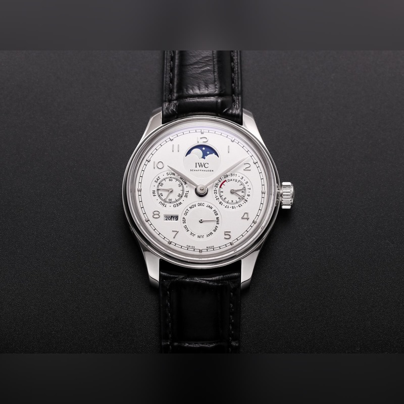 V9萬(wàn)國(guó)葡萄牙系列真萬(wàn)年曆，複刻界第一支萬(wàn)年曆萬(wàn)國(guó)，采用進(jìn)口大精工作為基礎(chǔ)機(jī)芯升