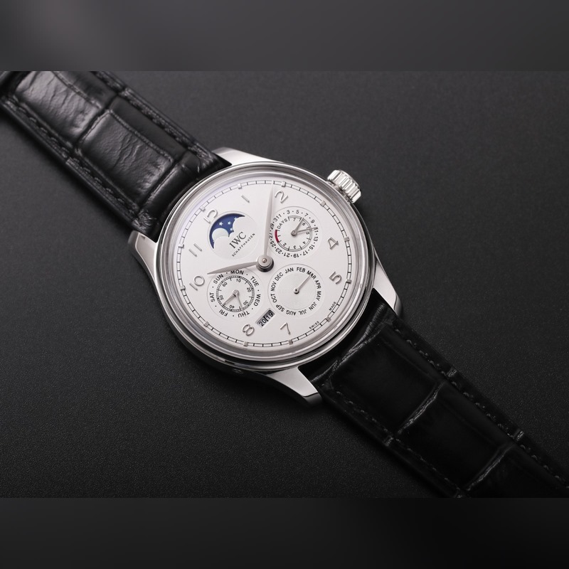 V9萬(wàn)國(guó)葡萄牙系列真萬(wàn)年曆，複刻界第一支萬(wàn)年曆萬(wàn)國(guó)，采用進(jìn)口大精工作為基礎(chǔ)機(jī)芯升