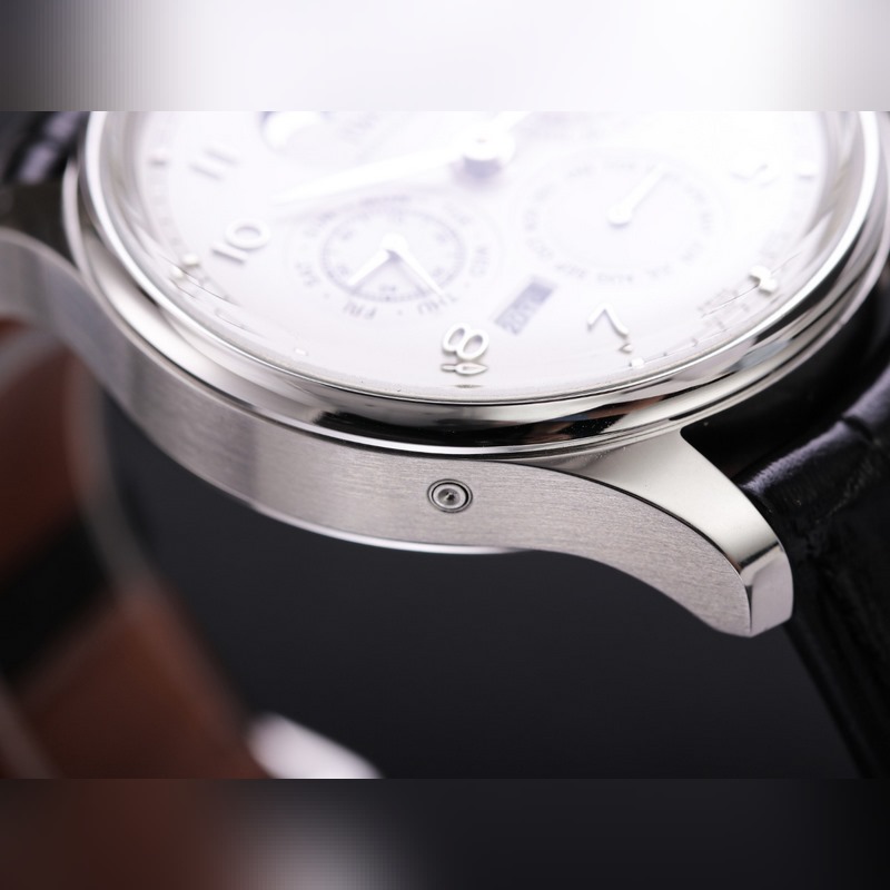 V9萬(wàn)國(guó)葡萄牙系列真萬(wàn)年曆，複刻界第一支萬(wàn)年曆萬(wàn)國(guó)，采用進(jìn)口大精工作為基礎(chǔ)機(jī)芯升