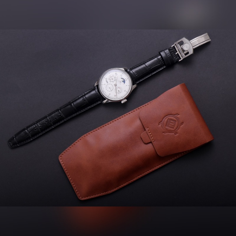 V9萬(wàn)國(guó)葡萄牙系列真萬(wàn)年曆，複刻界第一支萬(wàn)年曆萬(wàn)國(guó)，采用進(jìn)口大精工作為基礎(chǔ)機(jī)芯升