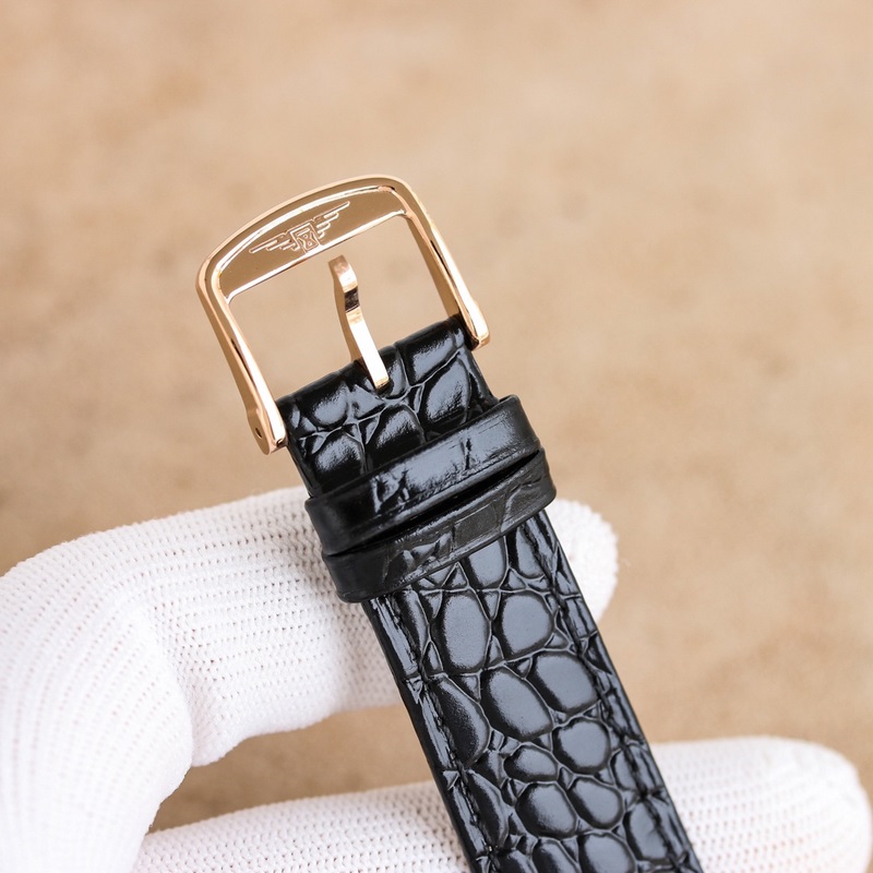 新品浪琴優雅系列，腕錶以雋永設計與精湛工藝，詮釋了品牌對傳統制錶美學的深刻理解。