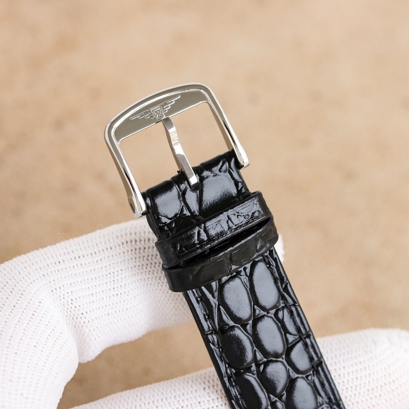 新品浪琴優雅系列，腕錶以雋永設計與精湛工藝，詮釋了品牌對傳統制錶美學的深刻理解。