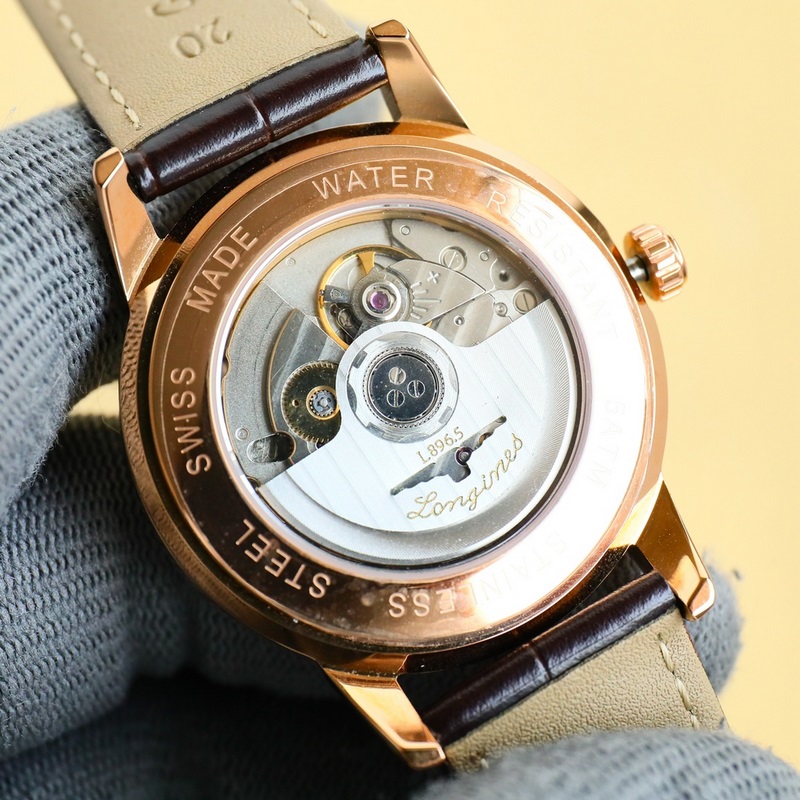 浪琴-康卡斯系列經(jīng)典複刻“獨(dú)眼龍” “獨(dú)眼龍”是浪琴于上世紀(jì)60年代推出的一款