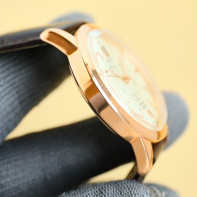 浪琴-康卡斯系列經(jīng)典複刻“獨(dú)眼龍” “獨(dú)眼龍”是浪琴于上世紀(jì)60年代推出的一款