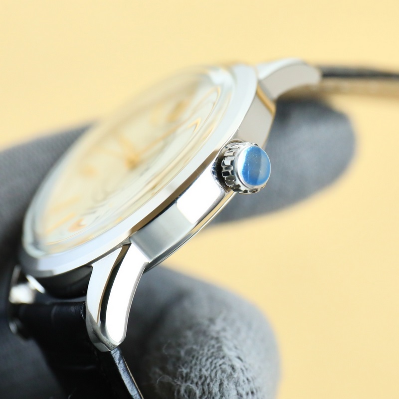 浪琴-康卡斯系列經(jīng)典複刻“獨(dú)眼龍” “獨(dú)眼龍”是浪琴于上世紀(jì)60年代推出的一款