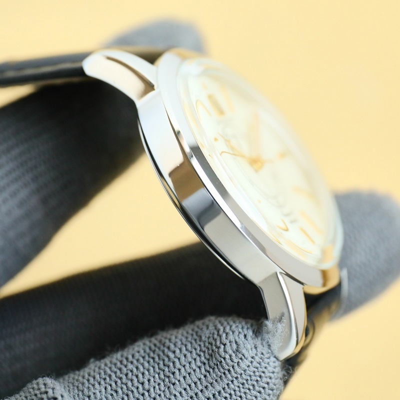 浪琴-康卡斯系列經(jīng)典複刻“獨(dú)眼龍” “獨(dú)眼龍”是浪琴于上世紀(jì)60年代推出的一款