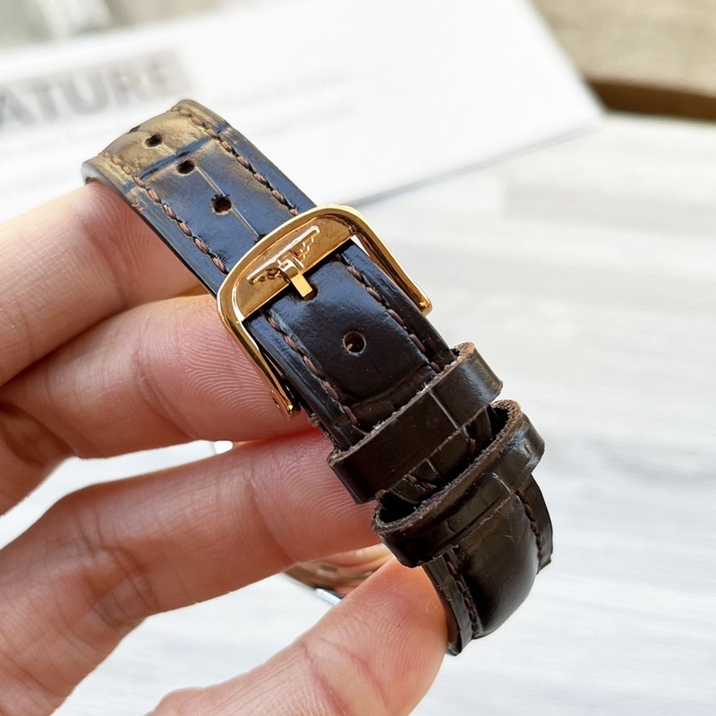 女款_浪琴錶結(jié)合女性材質(zhì)與動(dòng)感線條 打造出全新康柏系列(Conquest Classi