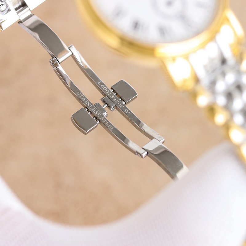 女款_新品浪琴優雅系列，腕錶以雋永設計與精湛工藝，詮釋了品牌對傳統制錶美學的深刻理解。