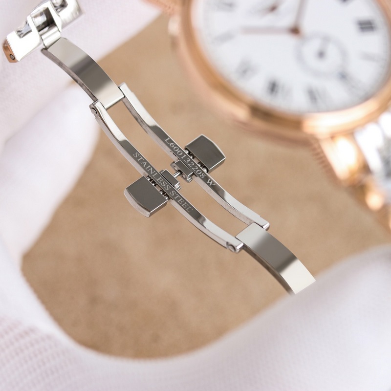 女款_新品浪琴優雅系列，腕錶以雋永設計與精湛工藝，詮釋了品牌對傳統制錶美學的深刻理解。