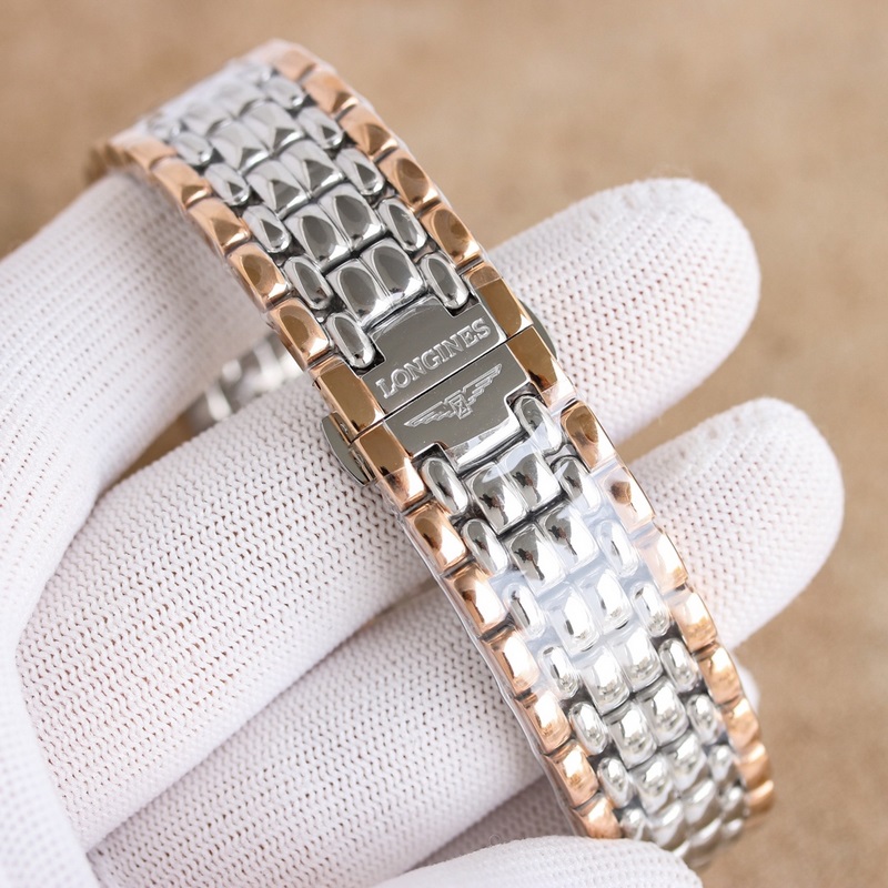 女款_新品浪琴優雅系列，腕錶以雋永設計與精湛工藝，詮釋了品牌對傳統制錶美學的深刻理解。