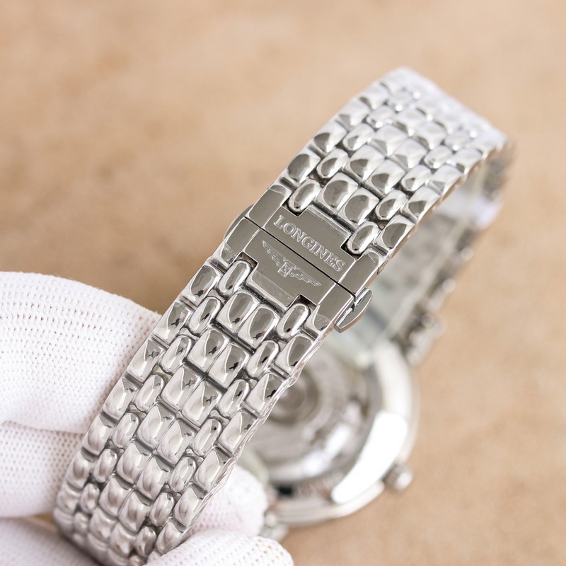 女款_新品浪琴優雅系列，腕錶以雋永設計與精湛工藝，詮釋了品牌對傳統制錶美學的深刻理解。