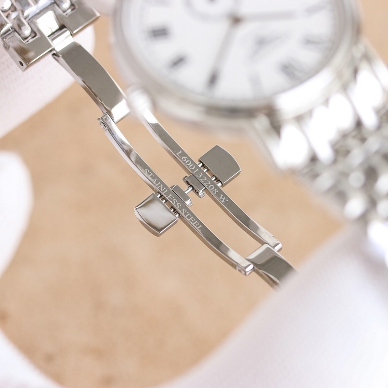 女款_新品浪琴優雅系列，腕錶以雋永設計與精湛工藝，詮釋了品牌對傳統制錶美學的深刻理解。