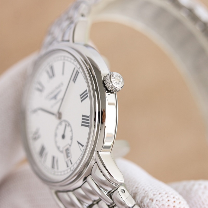 女款_新品浪琴優雅系列，腕錶以雋永設計與精湛工藝，詮釋了品牌對傳統制錶美學的深刻理解。