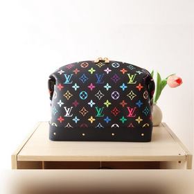 M13743三彩  化妝包以Monogram Denim面料裁出新潮閑適構(gòu)型。時(shí)