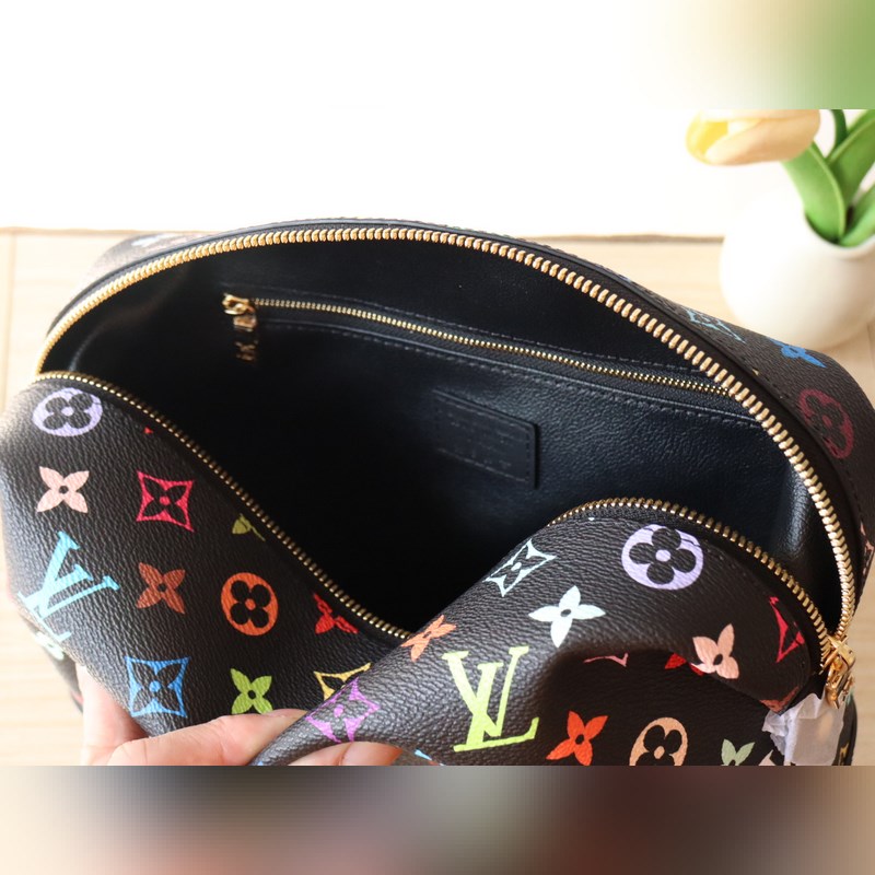 M13743三彩  化妝包以Monogram Denim面料裁出新潮閑適構型。時