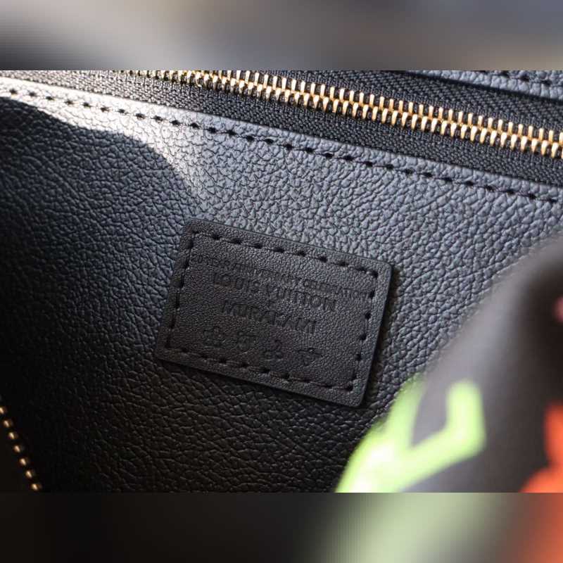 M13743三彩  化妝包以Monogram Denim面料裁出新潮閑適構型。時