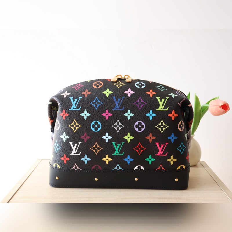 M13743三彩  化妝包以Monogram Denim面料裁出新潮閑適構型。時