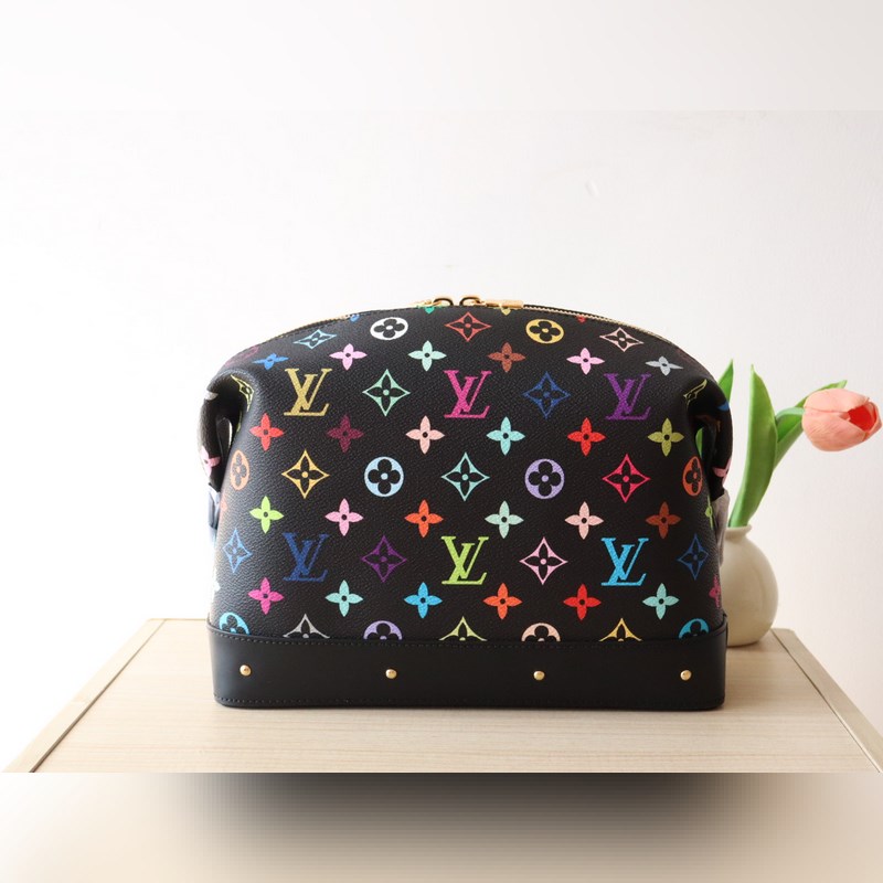 M13743三彩  化妝包以Monogram Denim面料裁出新潮閑適構型。時