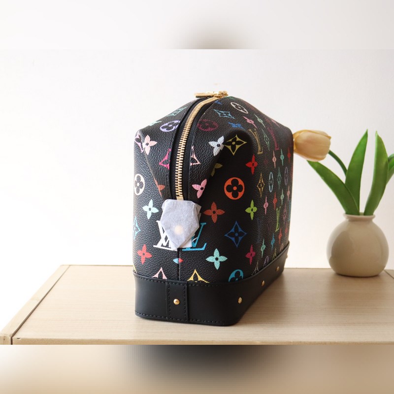 M13743三彩  化妝包以Monogram Denim面料裁出新潮閑適構型。時