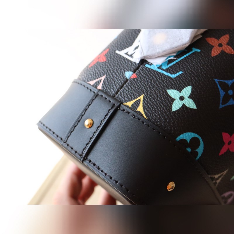 M13743三彩  化妝包以Monogram Denim面料裁出新潮閑適構型。時