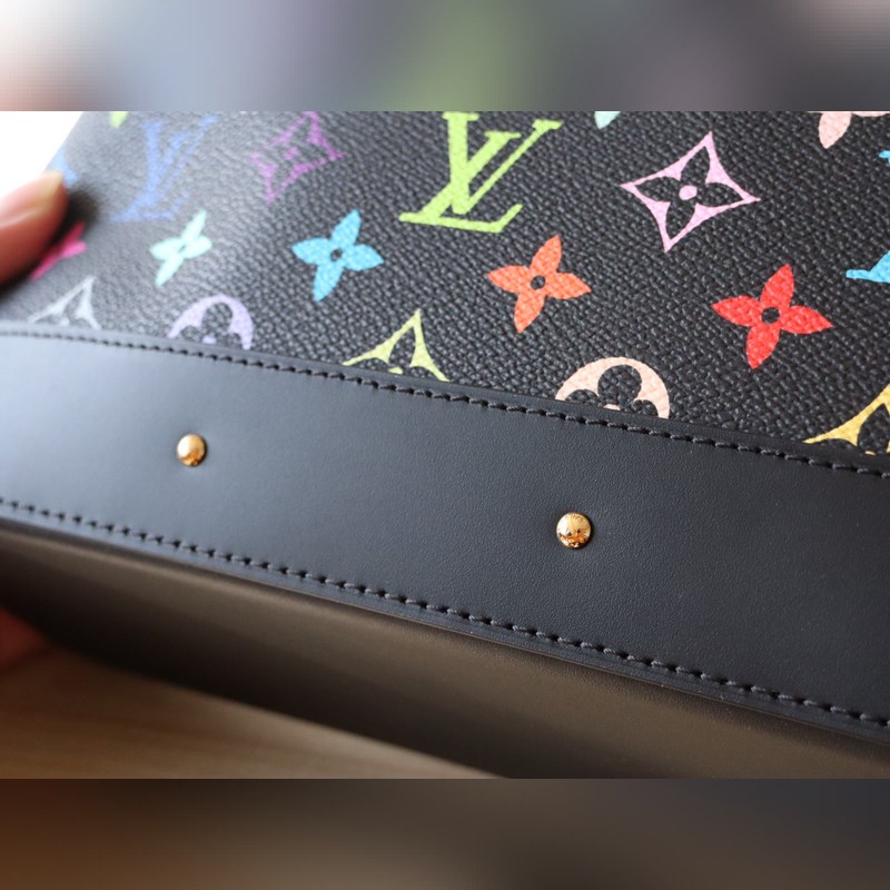 M13743三彩  化妝包以Monogram Denim面料裁出新潮閑適構型。時