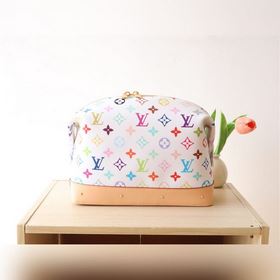 M13743三彩 化妝包以Monogram Denim面料裁出新潮閑適構(gòu)型。時(shí)